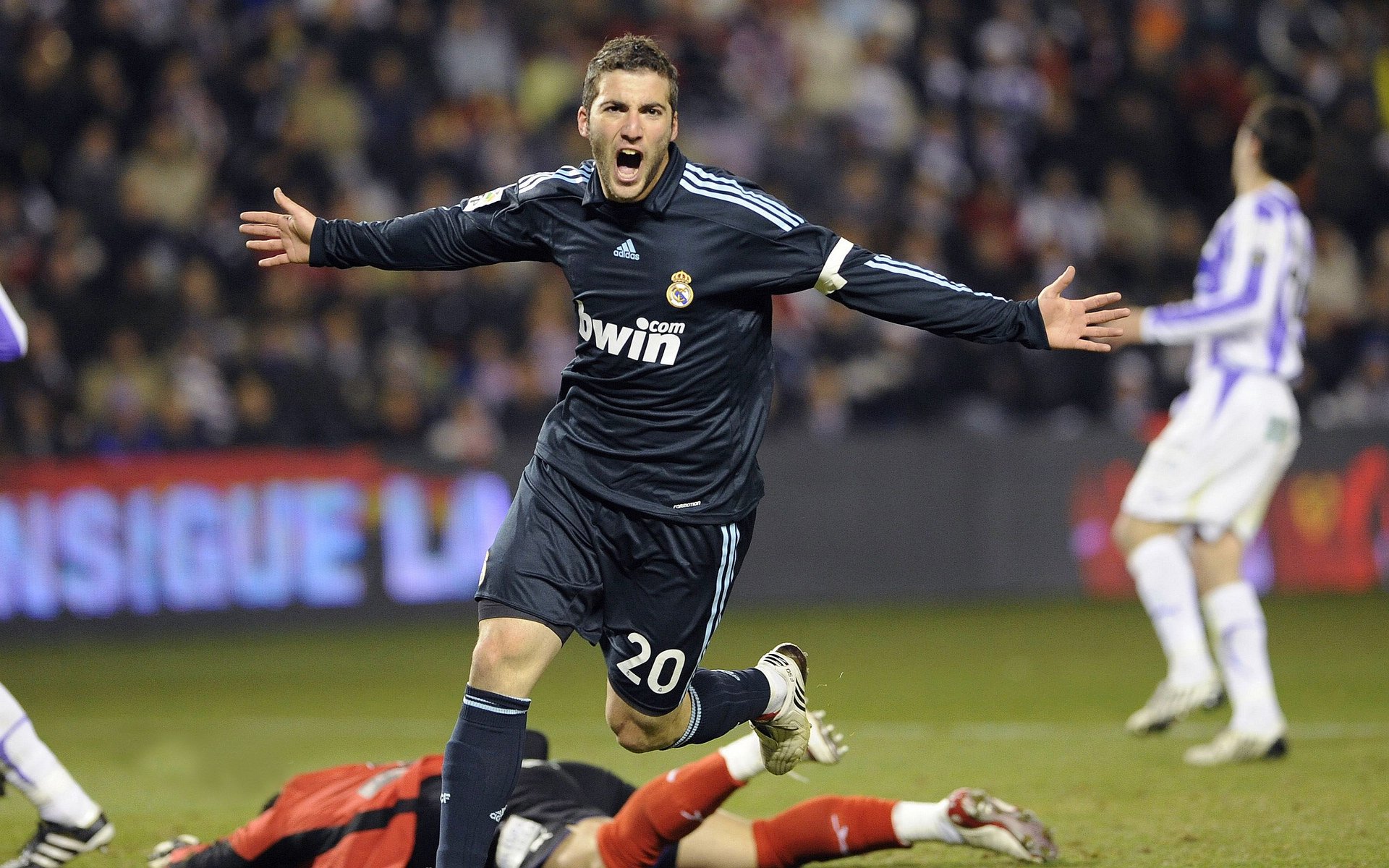 欧冠半决赛：瓜迪奥拉成功冻结维尼修斯 皇马锋线陷入哑火